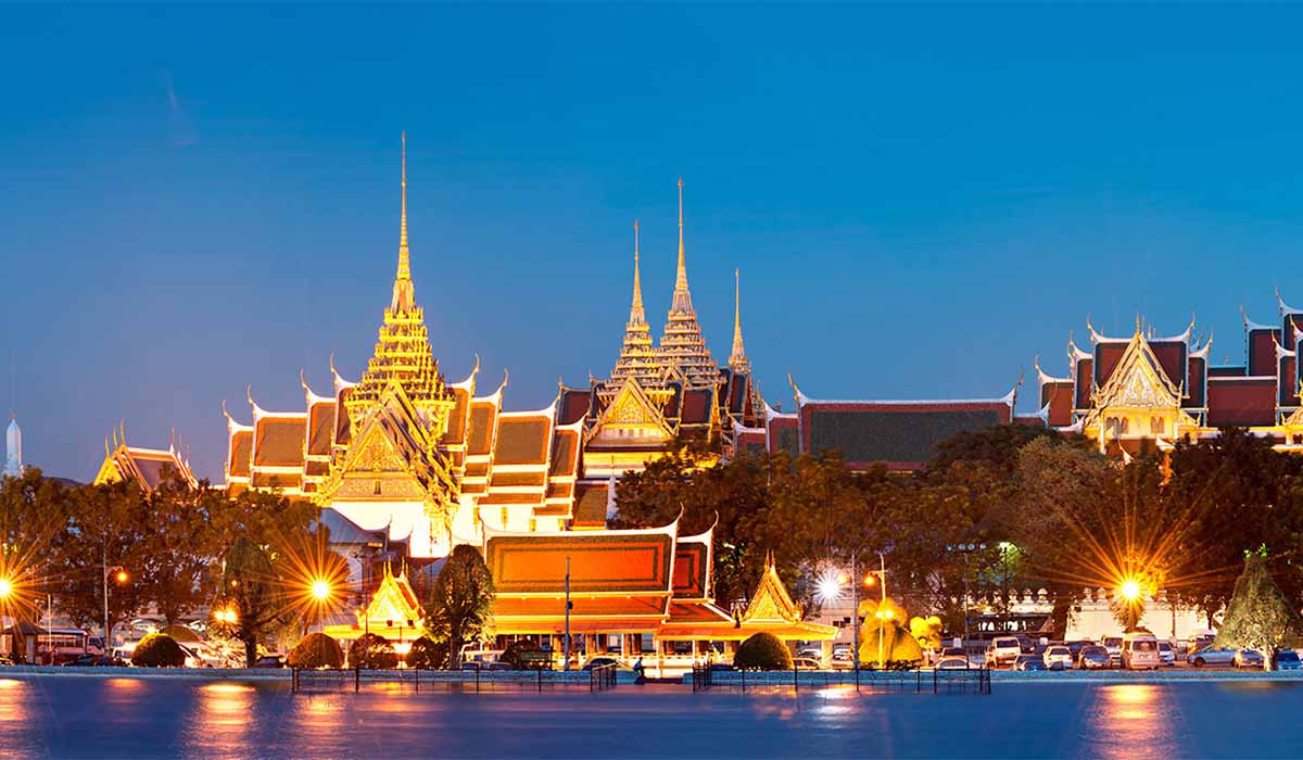 Малайзия камбоджа. Королевский дворец в Тайланде. Королевский дворец и храм изумрудного Будды. Balancer Бангкок. Дворец короля Таиланда.